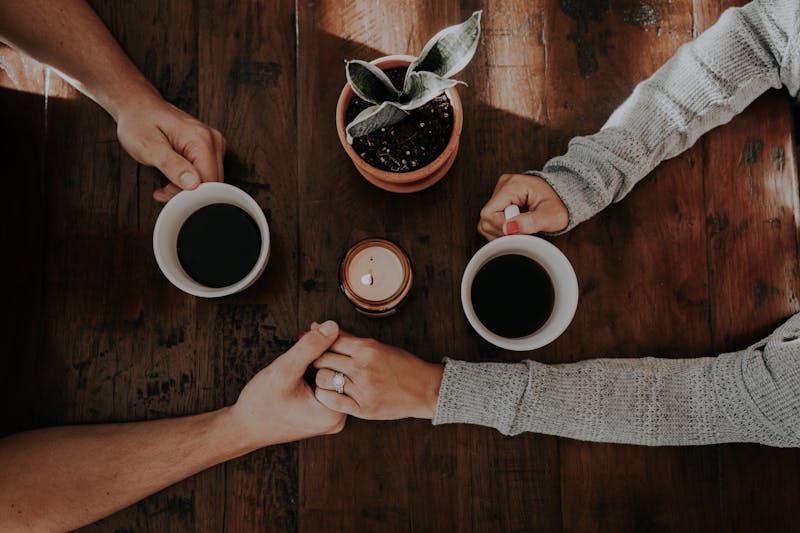 A couple drinking coffee.